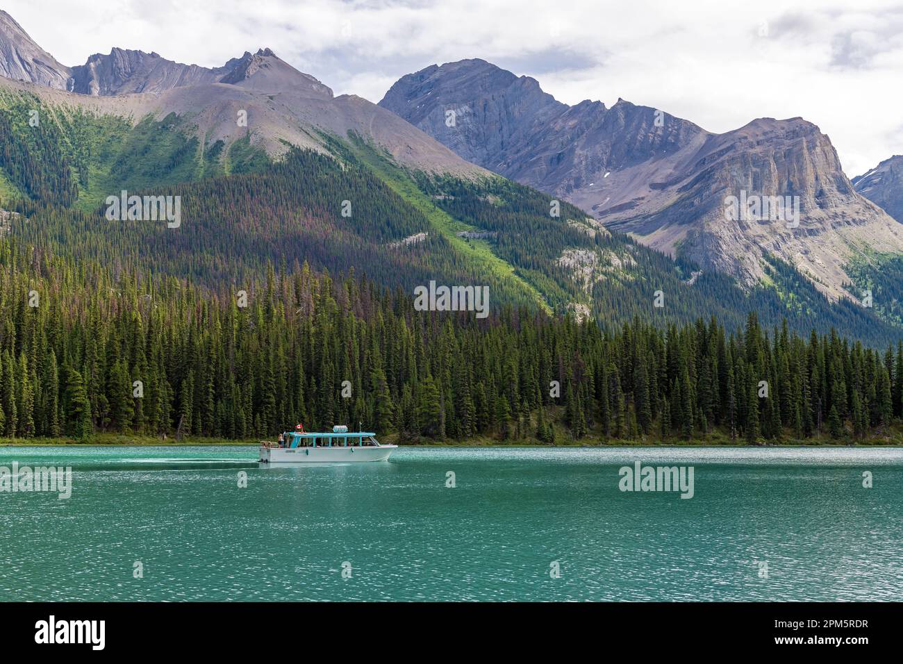 Das Touristenboot auf dem Maligne Lake erreichte früher Spirit Island, Jasper Nationalpark, Kanada. Stockfoto