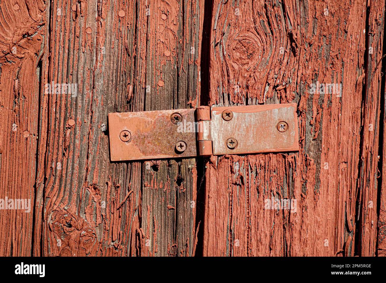 Altes Scharnier auf roten, alten Holzplanken Stockfoto