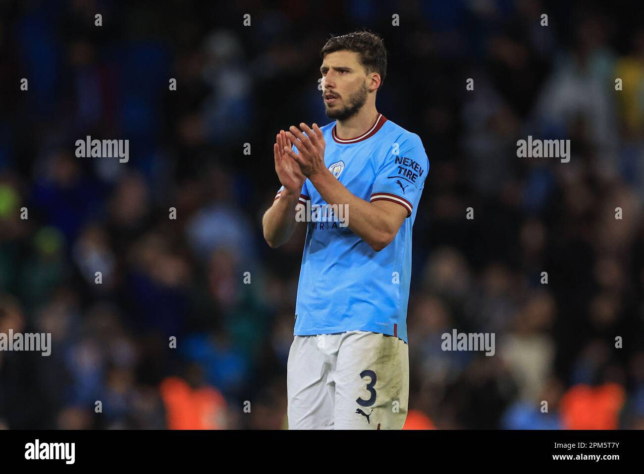 Rúben Dias #3 von Manchester City applaudiert den Heimfans nach den Viertelfinalen der UEFA Champions League 1. Leg Manchester City vs Bayern München im Etihad Stadium, Manchester, Großbritannien, 11. April 2023 (Foto von Mark Cosgrove/News Images) Stockfoto