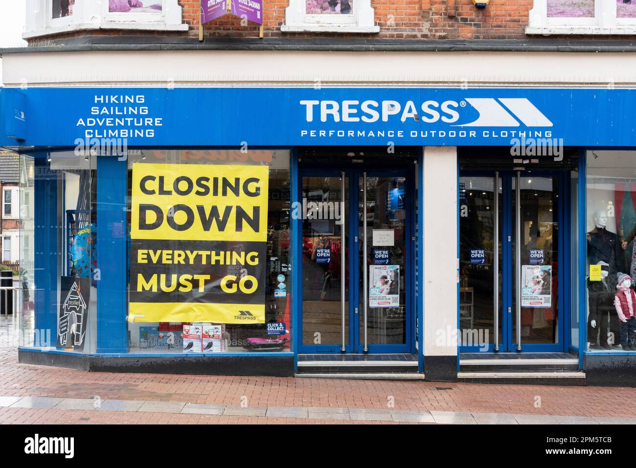 Hausfriedensbruch Outdoor Bekleidungsgeschäft schließt in High Street, Southend on Sea, Essex, Großbritannien. Alles muss verkauft werden. Ein kämpfender Laden in der High Street Stockfoto