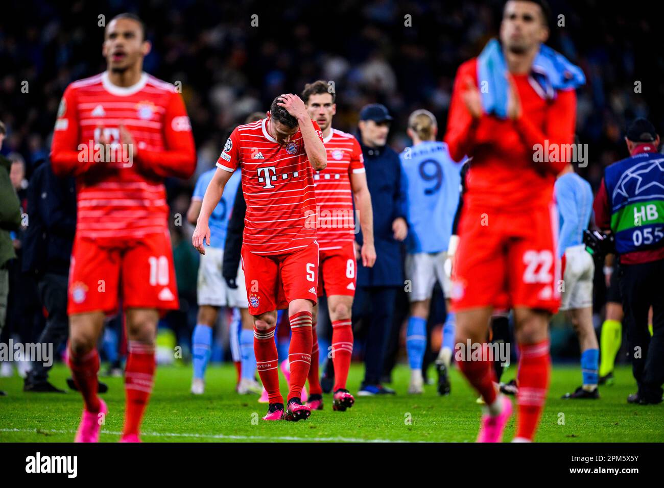 Manchester, Großbritannien. 11. April 2023. Fußball: Champions League, Manchester City - Bayern München, Knockout-Runde, Viertelfinale, erste Etappe, Etihad Stadium. Münchens Leroy Sane (l-r), Münchens Benjamin Pavard, Münchens Leon Goretzka und Münchens Joao Pedro Cavaco Cancelo reagieren unglücklich nach dem Spiel. Kredit: Tom Weller/dpa/Alamy Live News Stockfoto