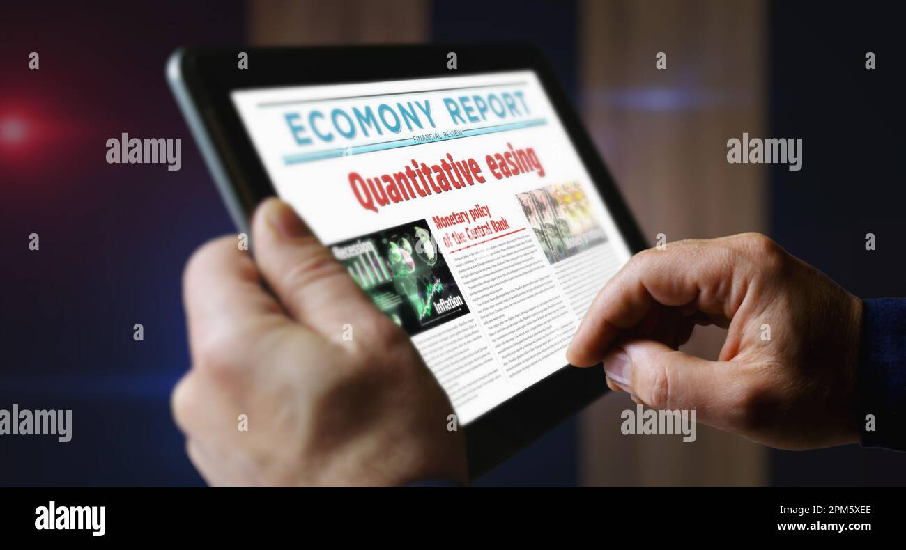 Quantitative Lockerung der Inflationskrise und geldpolitische Tageszeitungen auf dem mobilen Tablet-Bildschirm. Mann-Touchscreen mit neuen Schlagzeilen Stockfoto