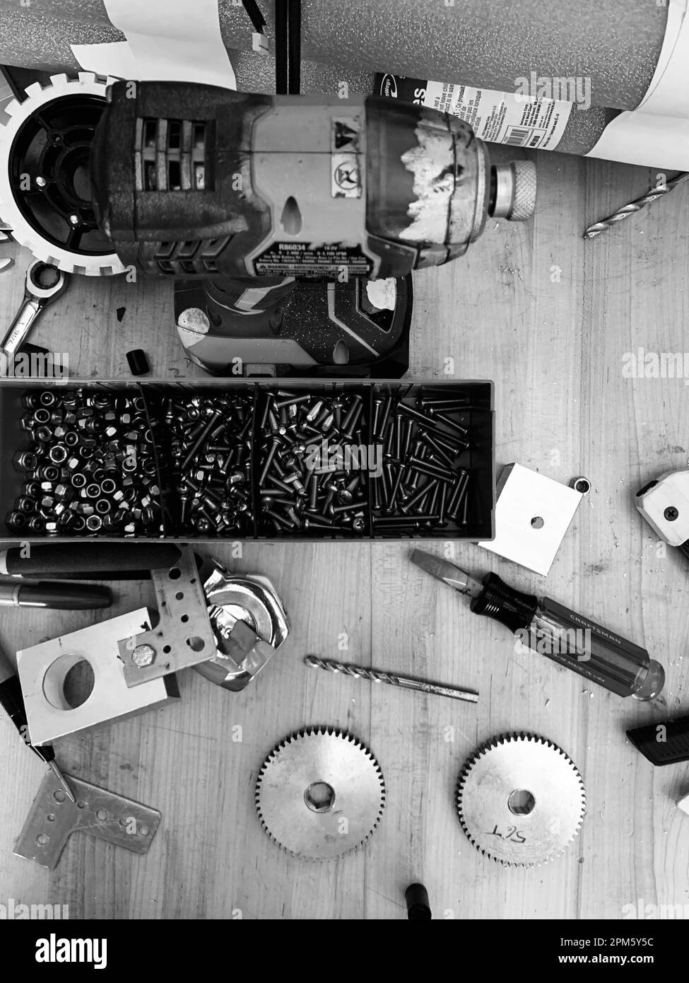 Materialien, die zum Bau eines ersten Roboters verwendet werden Stockfoto