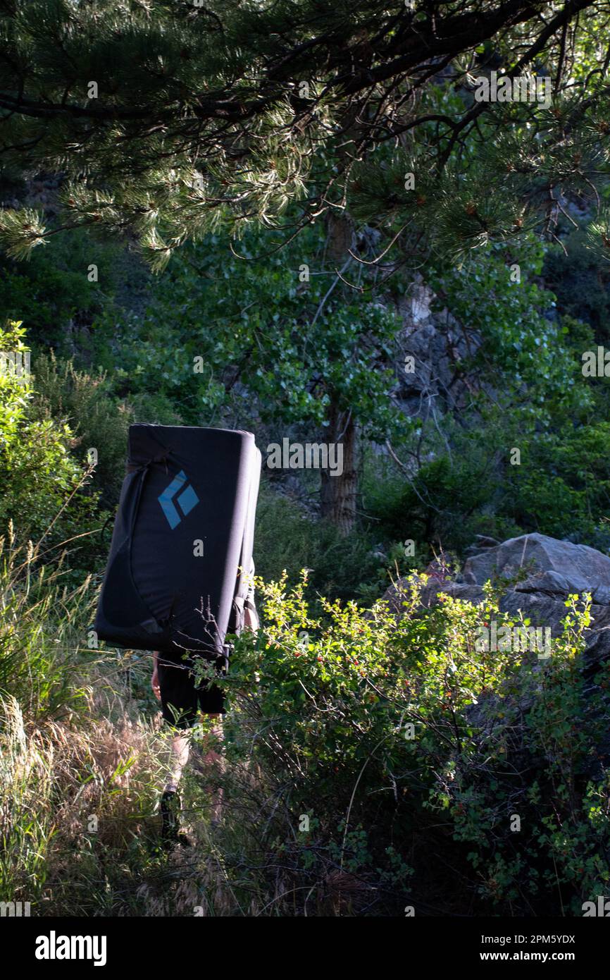 Klettertour zum Fuß der Boulderroute Colorado Stockfoto