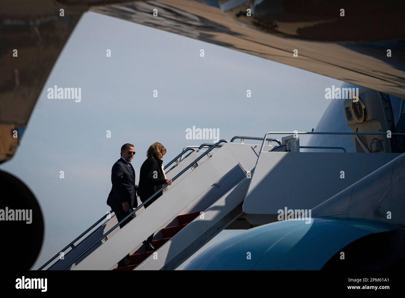 Hunter Biden und Valerie Biden Owens gehen am Dienstag, den 11. April, an Bord der Air Force One auf der Joint Base Andrews, Maryland, USA. 2023. Biden reist nach Belfast, Nordirland, wo er 25 Jahre seit der Unterzeichnung des Karfreitagsabkommens feiern wird. Kredit: Al Drago/Pool via CNP/MediaPunch Stockfoto