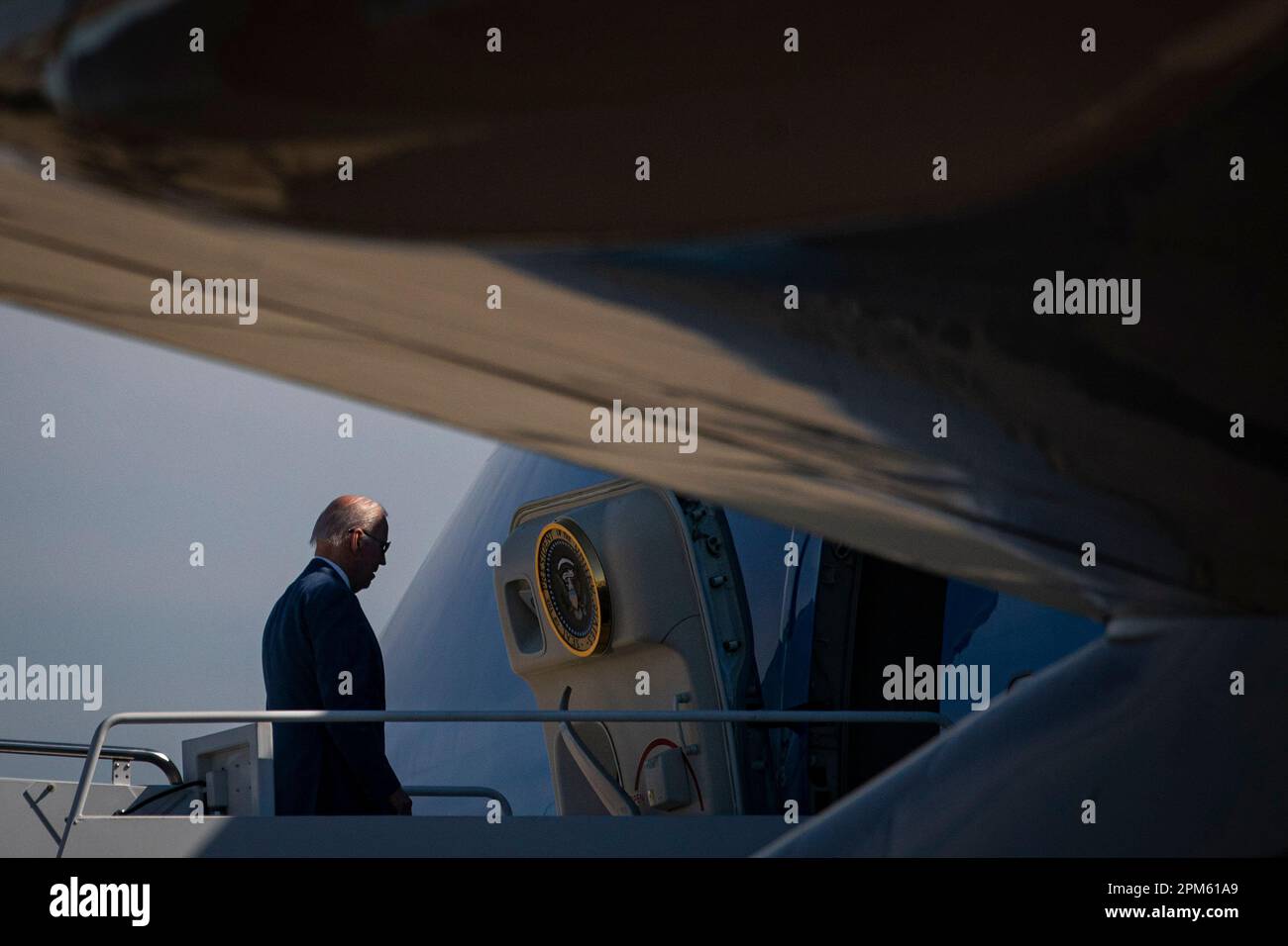 US-Präsident Joe Biden geht am Dienstag, den 11. April, an Bord der Air Force One auf der Joint Base Andrews, Maryland, USA. 2023. Biden reist nach Belfast, Nordirland, wo er 25 Jahre seit der Unterzeichnung des Karfreitagsabkommens feiern wird. Kredit: Al Drago/Pool via CNP/MediaPunch Stockfoto