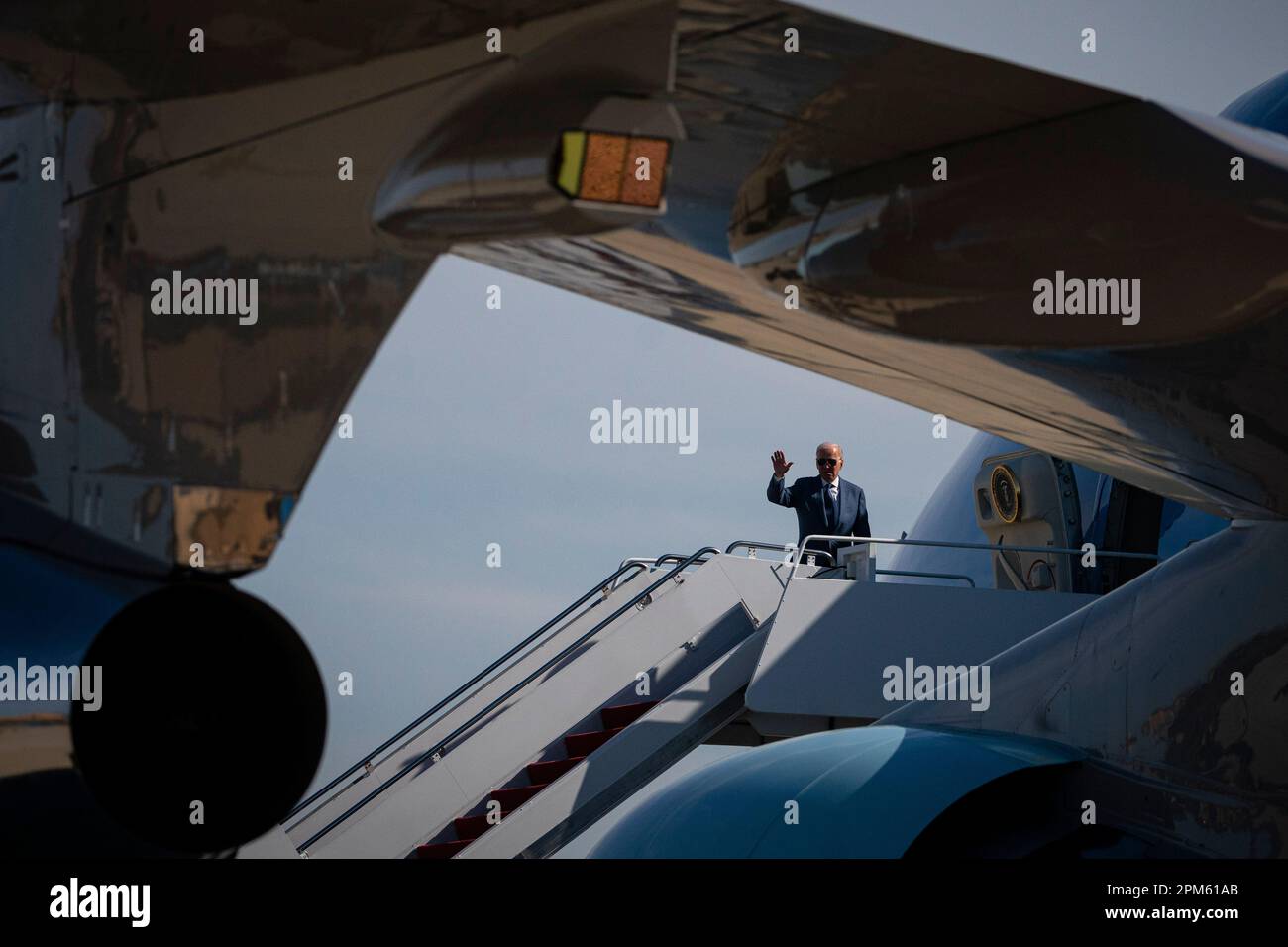 US-Präsident Joe Biden geht am Dienstag, den 11. April, an Bord der Air Force One auf der Joint Base Andrews, Maryland, USA. 2023. Biden reist nach Belfast, Nordirland, wo er 25 Jahre seit der Unterzeichnung des Karfreitagsabkommens feiern wird. Kredit: Al Drago/Pool via CNP/MediaPunch Stockfoto