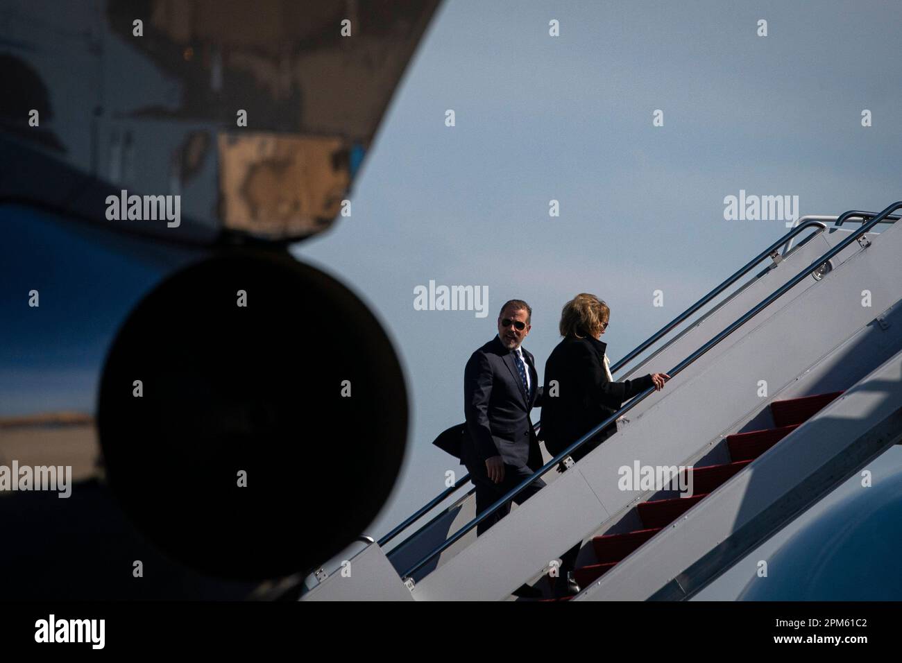 Hunter Biden und Valerie Biden Owens gehen am Dienstag, den 11. April, an Bord der Air Force One auf der Joint Base Andrews, Maryland, USA. 2023. Biden reist nach Belfast, Nordirland, wo er 25 Jahre seit der Unterzeichnung des Karfreitagsabkommens feiern wird. Kredit: Al Drago/Pool via CNP/MediaPunch Stockfoto