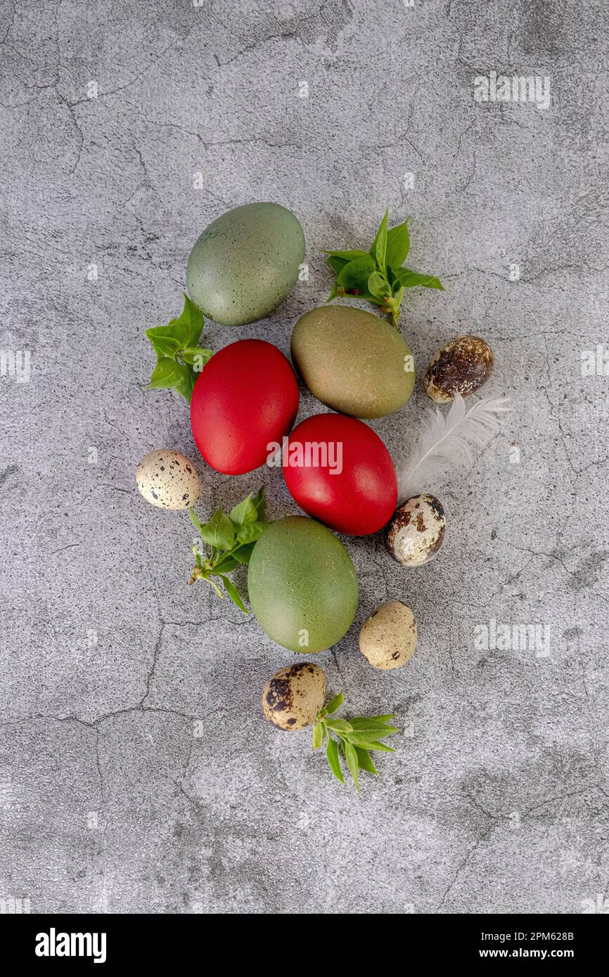 Ostereier auf grauem Hintergrund. Frohe Ostern. Vertikales Foto Stockfoto