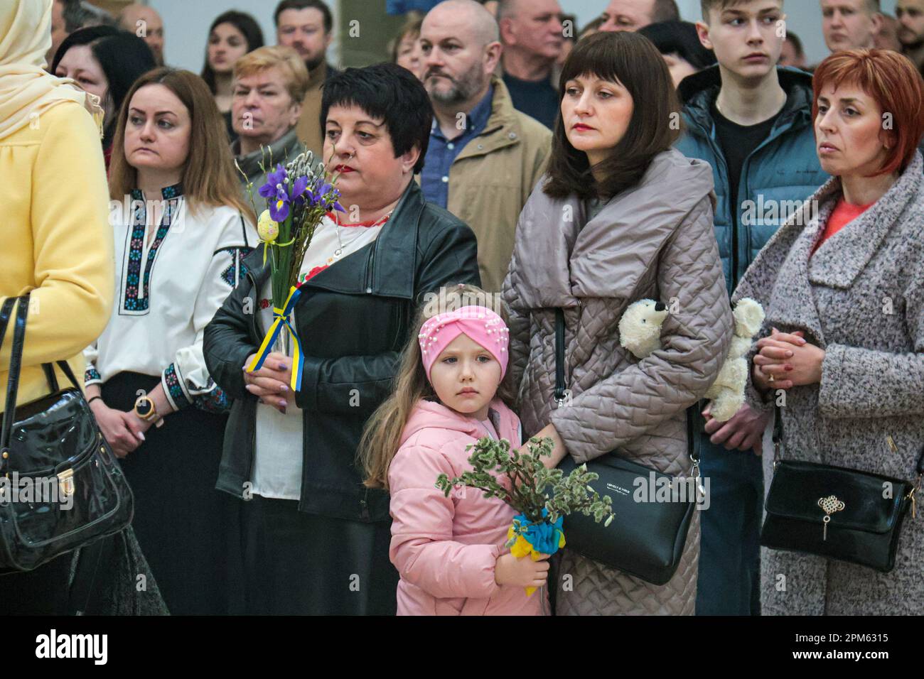 KIEW, UKRAINE - 09. APRIL 2023 - Teilnehmer der göttlichen Liturgie anlässlich des Festes des Eintritts unseres Herrn nach Jerusalem in der Patriarchalskathedrale der Auferstehung Christi, Kiew, Hauptstadt der Ukraine. Stockfoto