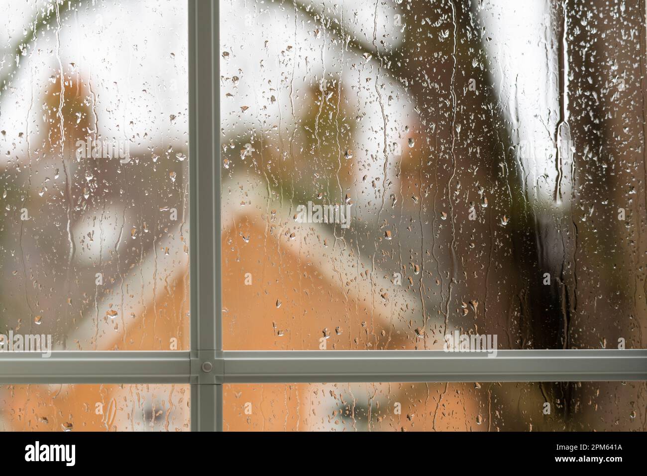 Im März, England, kam es auf einen Lauf durch ein Fenster. Thema: Sparen für einen Regentag, Fonds für Regentage, Frühlingswetter, Regentage, Urlaub Stockfoto