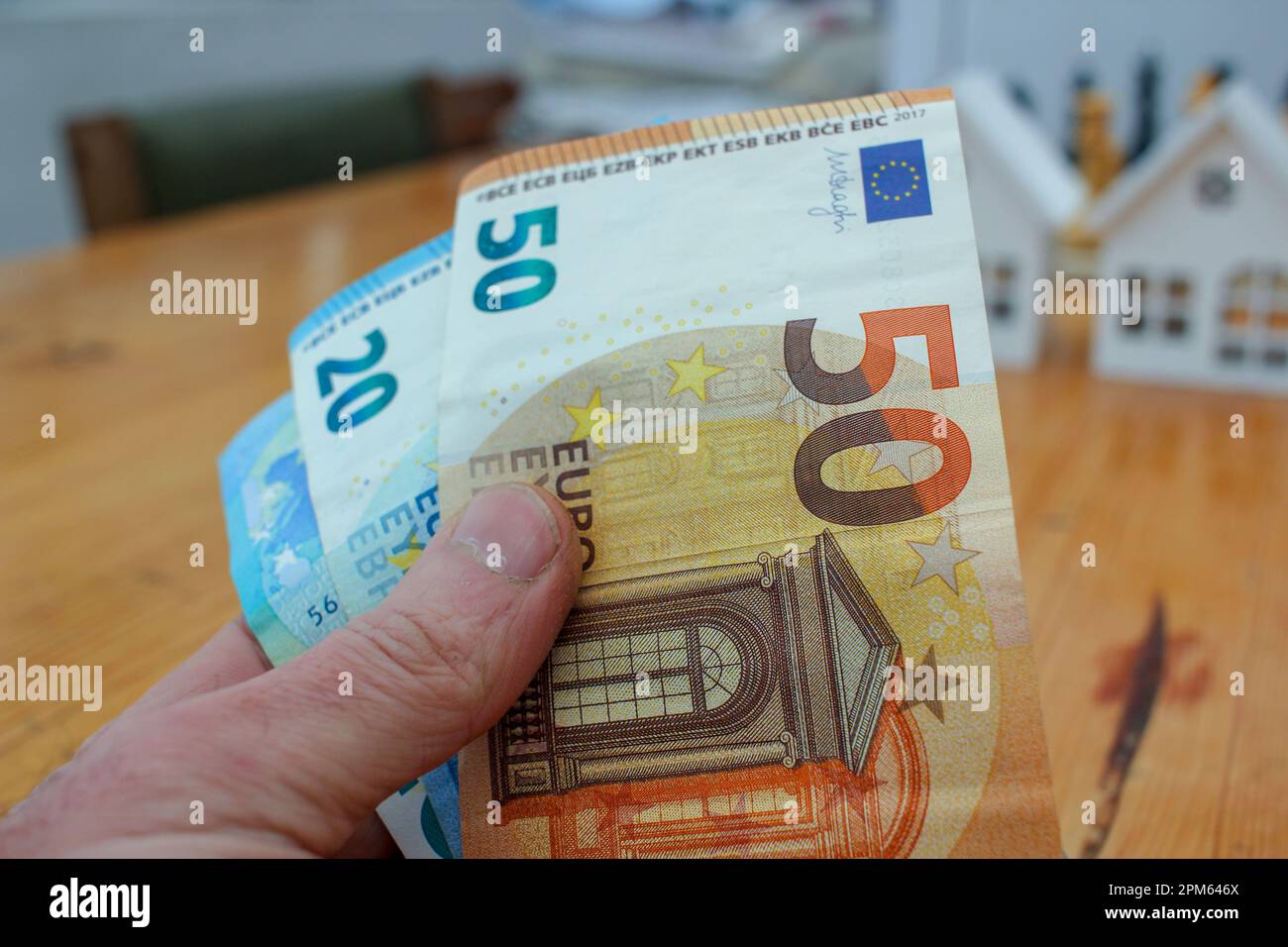 Fünfzig und zwanzig Euro Scheine in meiner Hand Stockfoto