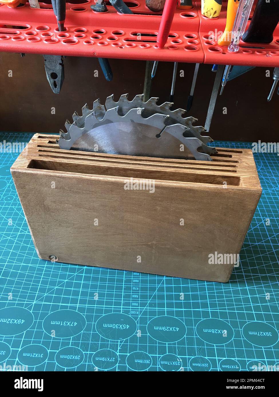 Stahlkreissägen in einem Holzkasten auf einem Tisch in einer Werkstatt Stockfoto