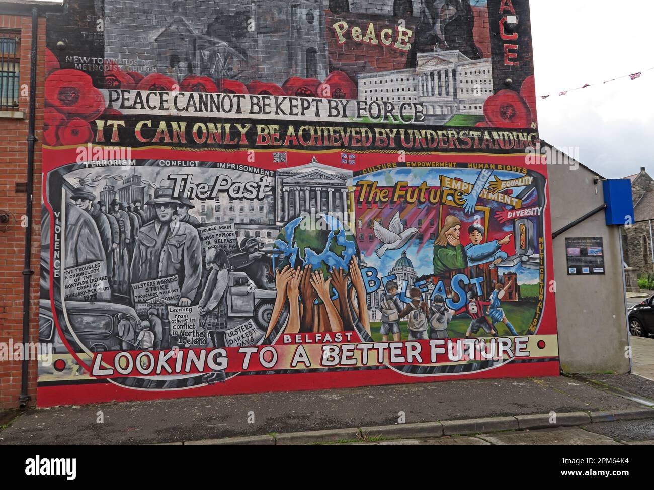 Community mural - Frieden kann nicht mit Gewalt erhalten werden, er kann nur durch Verständigung erreicht werden - Belfast blickt auf eine bessere Zukunft Stockfoto