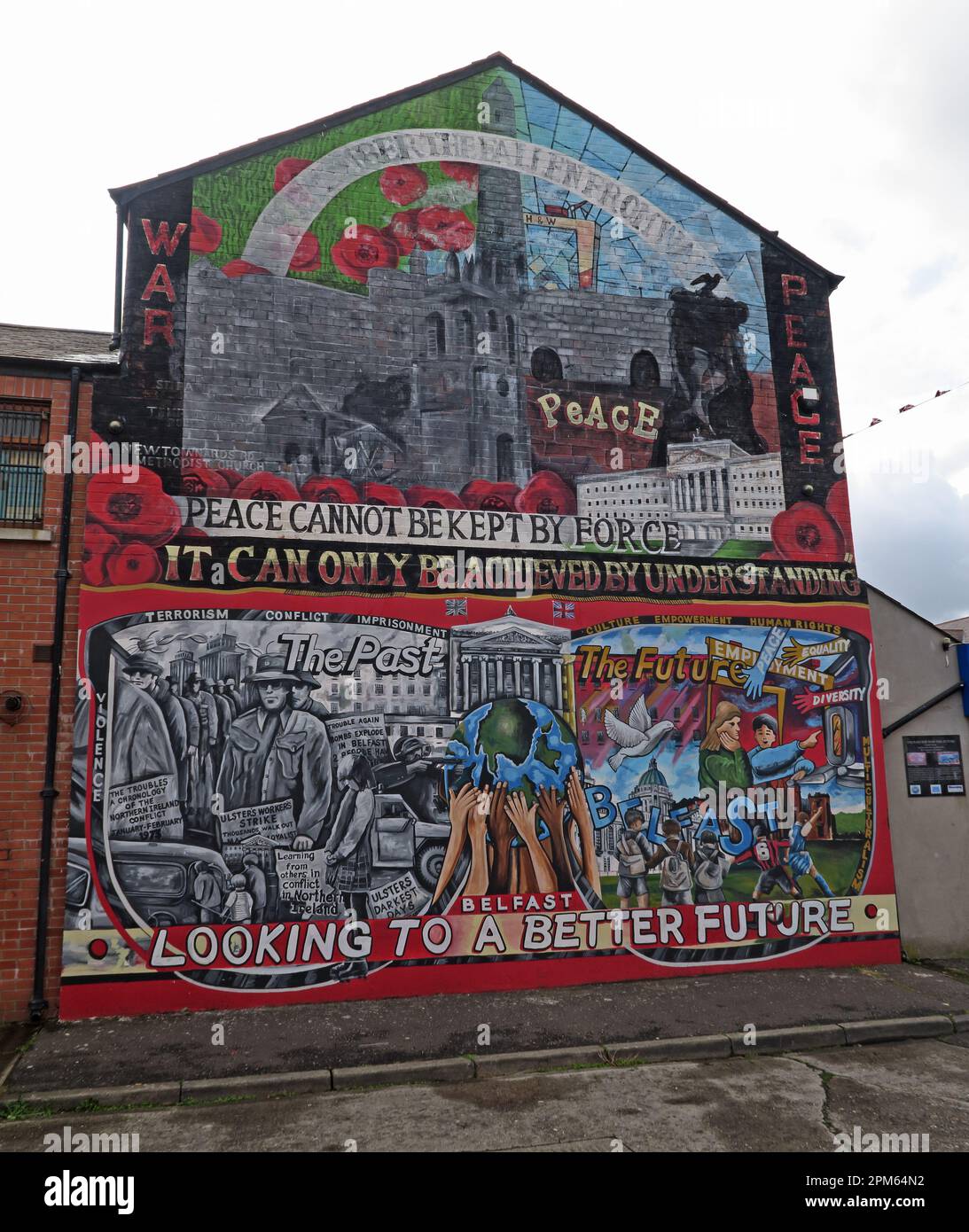 Community mural - Frieden kann nicht mit Gewalt erhalten werden, er kann nur durch Verständigung erreicht werden - Belfast blickt auf eine bessere Zukunft Stockfoto