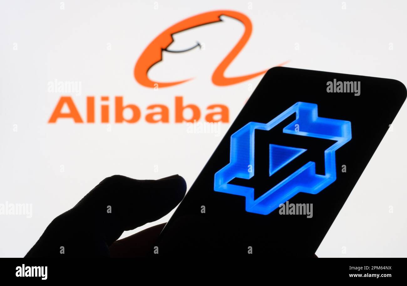 Tongyi Qianwen Logo auf dem Smartphone-Bildschirm. Tongyi Qianwen AI ist ein ChatGPT-ähnliches Modell, das von Alibaba eingeführt wurde. Stafford, Großbritannien, 11. April 2023 Stockfoto