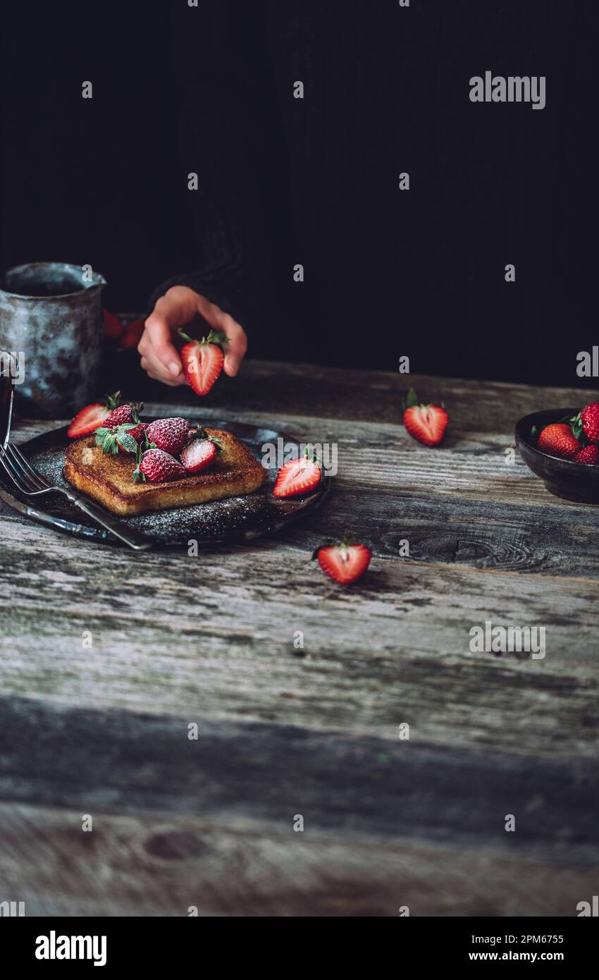 French Toast mit Erdbeeren und Puderzucker Stockfoto