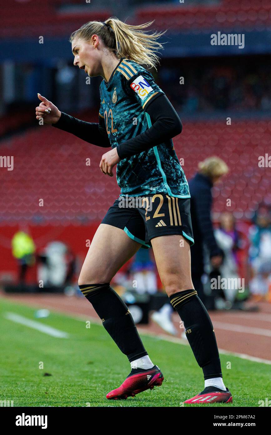 Nürnberg, Deutschland. 11. April 2023. firo : 04/11/2023, Fußball, Freundschaftsspiel DFB Frauenlandspiel Nationalmannschaft Deutschland - Brasilien Jule Brand (Deutschland) Daumen hoch, dpa/Alamy Live News Stockfoto