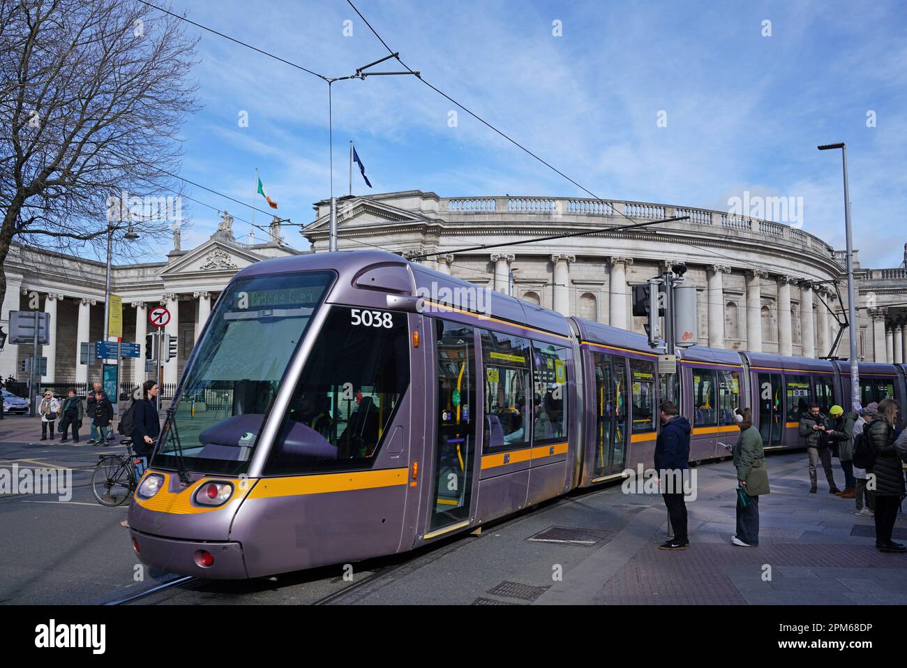 Moderne Straßenbahn in Dublin, bekannt als Luas, mit dem alten Parlamentsgebäude aus dem 18. Jahrhundert im Hintergrund Stockfoto