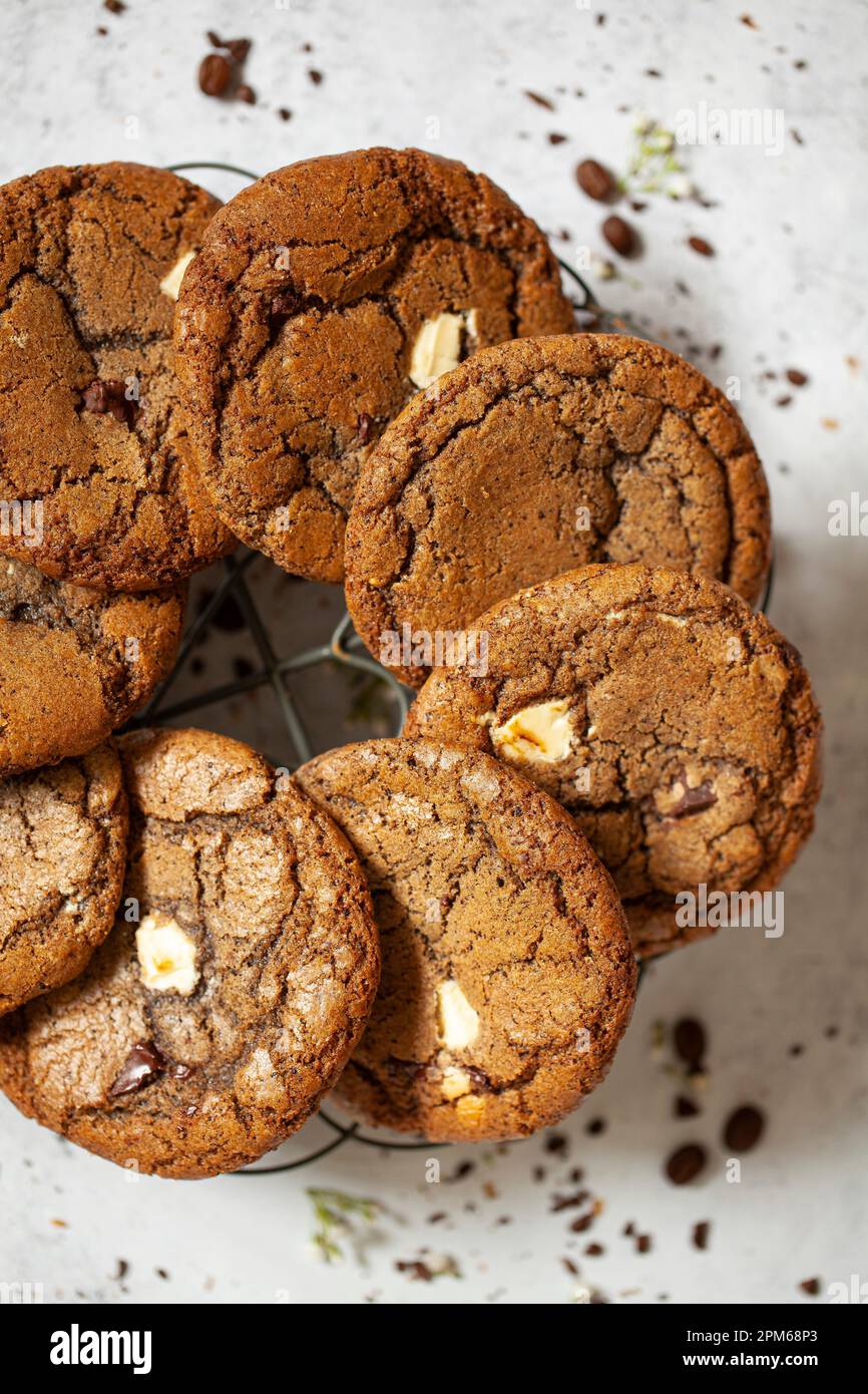 Schokoladenchip-Espresso-Kekse auf einem runden Tablett. Stockfoto