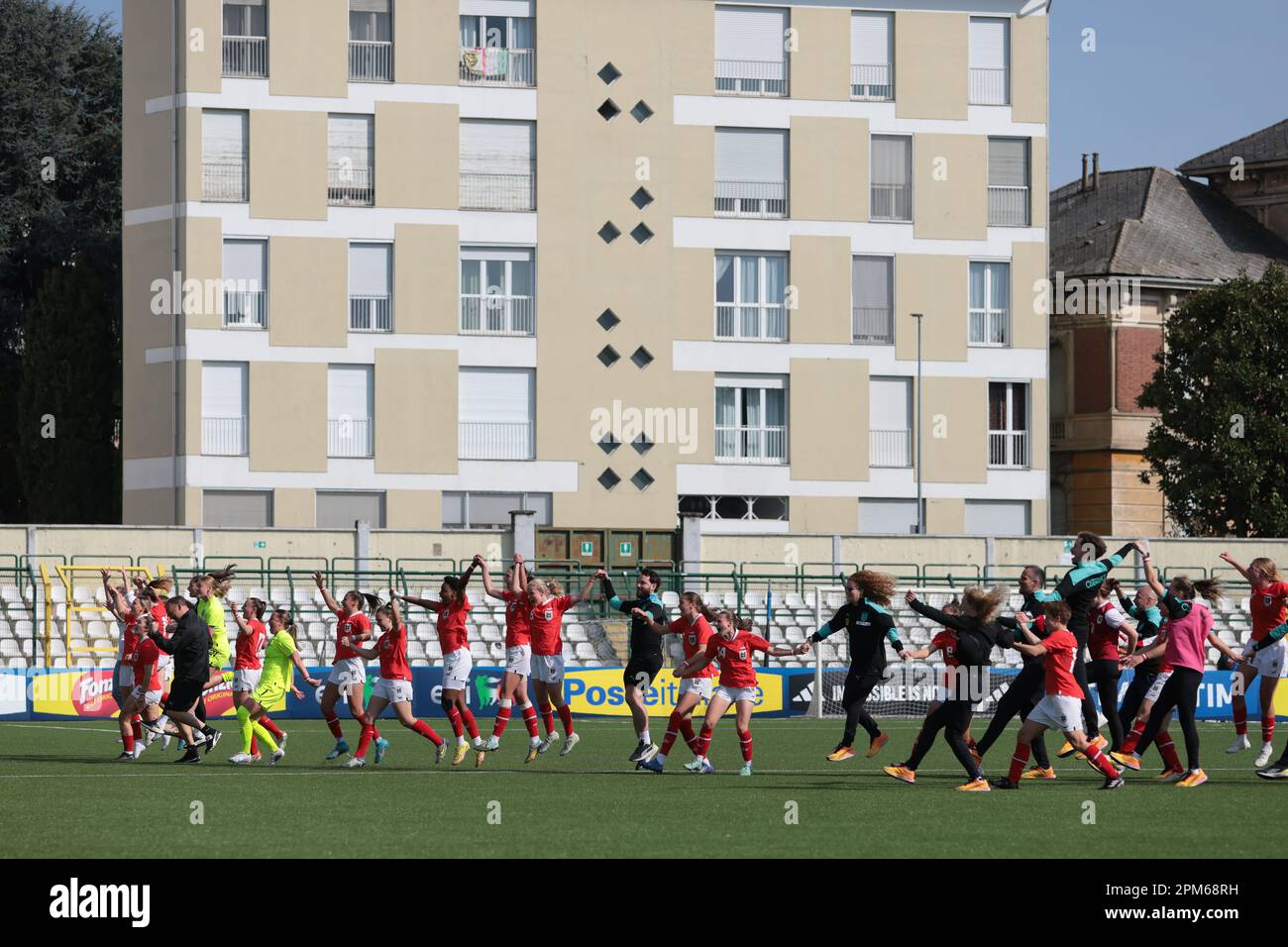 Vercelli, Italien, 11. April 2023. Österreichische Spieler feiern nach der letzten Pfeife des UEFA U19 Championship-Spiels im Stadio Silvio Piola, Vercelli. Der Bildausdruck sollte lauten: Jonathan Moscrop/Sportimage Stockfoto