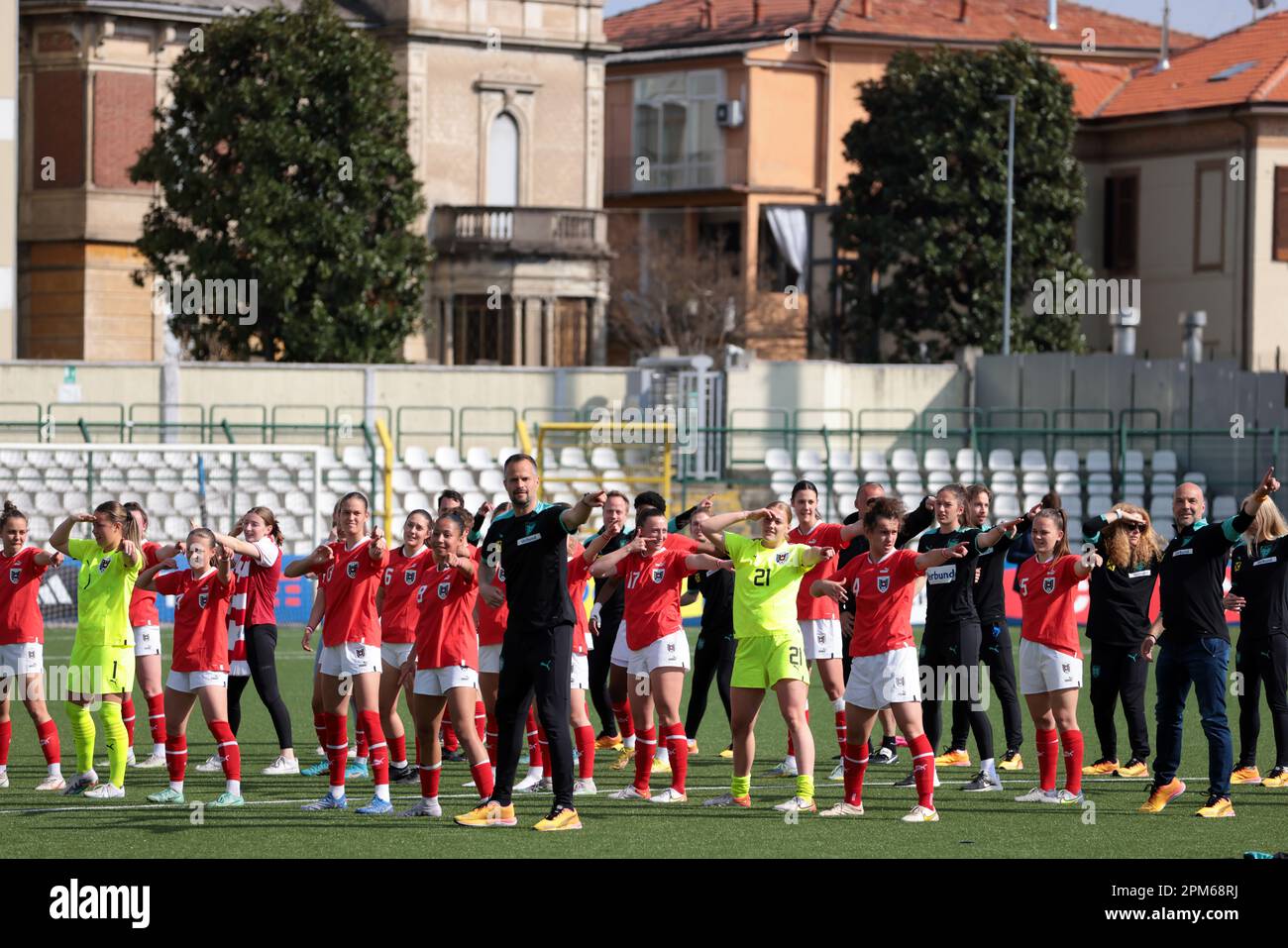 Vercelli, Italien, 11. April 2023. Österreichische Spieler feiern nach der letzten Pfeife des UEFA U19 Championship-Spiels im Stadio Silvio Piola, Vercelli. Der Bildausdruck sollte lauten: Jonathan Moscrop/Sportimage Stockfoto