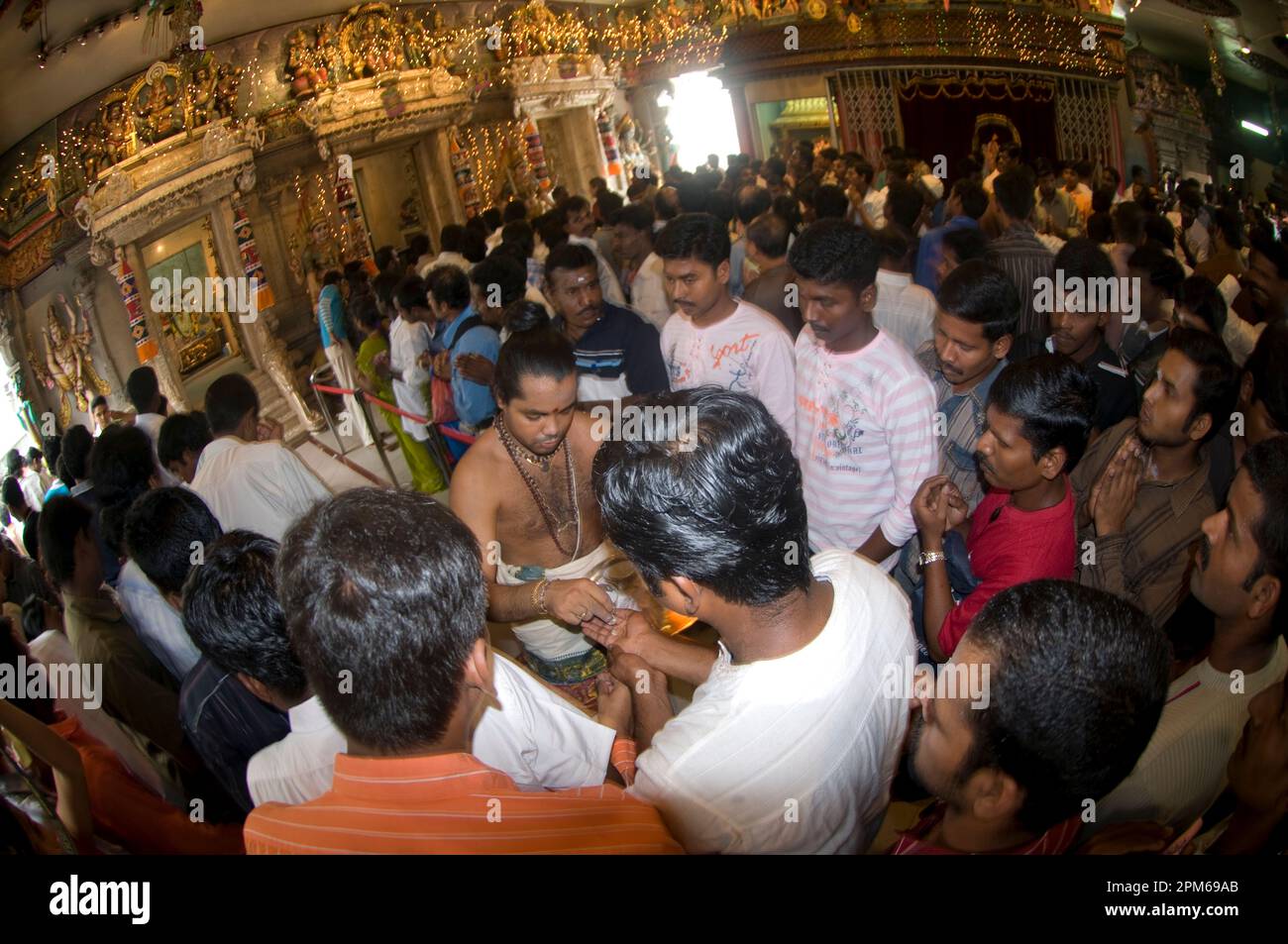 Priester mit Gläubigen bei Deepavali Zeremonie, Sri Veeramakaliamman Tempel, Little India, Singapur Stockfoto