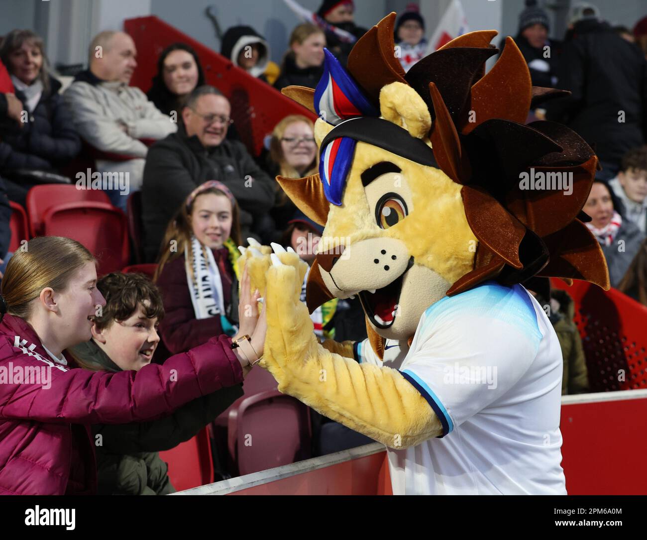 London, Großbritannien. 11. April 2023. England Mascot Rory während des Women's International Friendly Fussballspiels zwischen England Women und Australia Women im GTECH Community Stadium in London, Großbritannien, 11. April 2023. Kredit: Action Foto Sport/Alamy Live News Stockfoto