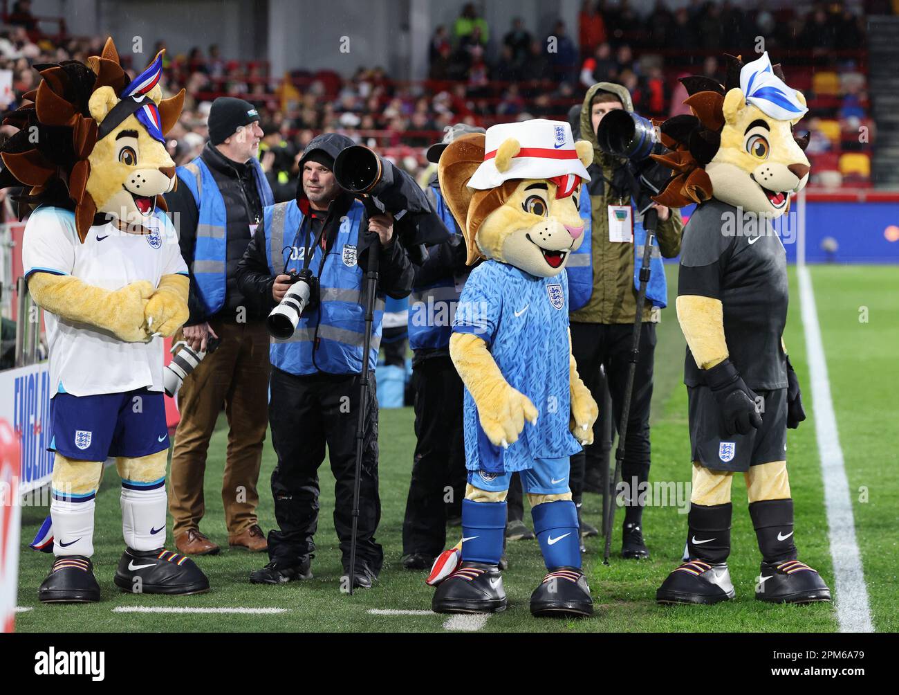 London, Großbritannien. 11. April 2023. England Mascot Rory and Mane während des Women's International Friendly Fussball Match Between England Women and Australia Women im GTECH Community Stadium in London, Großbritannien, 11. April 2023. Kredit: Action Foto Sport/Alamy Live News Stockfoto