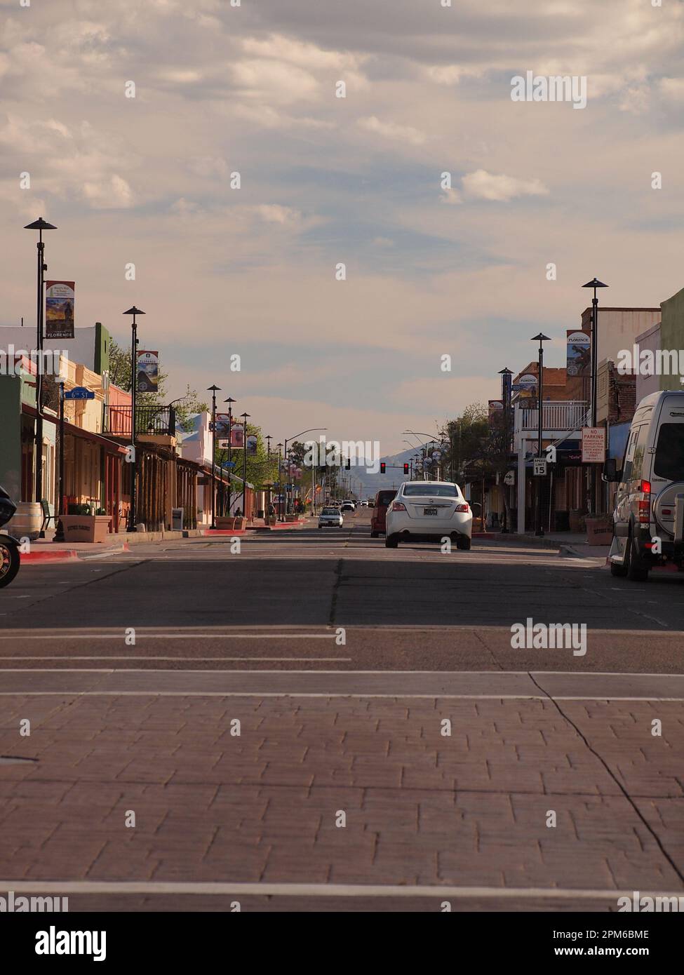Main Street Florence, Arizona mit leichtem Verkehr. Florence ist eine kleine Stadt in Arizona zwischen Phoenix und Tucson. Stockfoto
