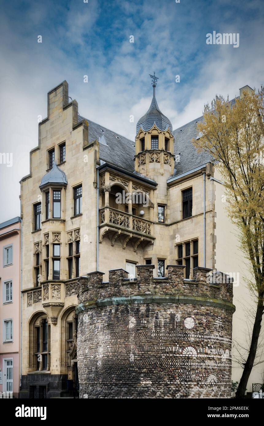 Der älteste erhaltene römische Turm in köln aus dem Jahr 50 vor einem neogotischen Gebäude aus dem Jahr 1898 Stockfoto