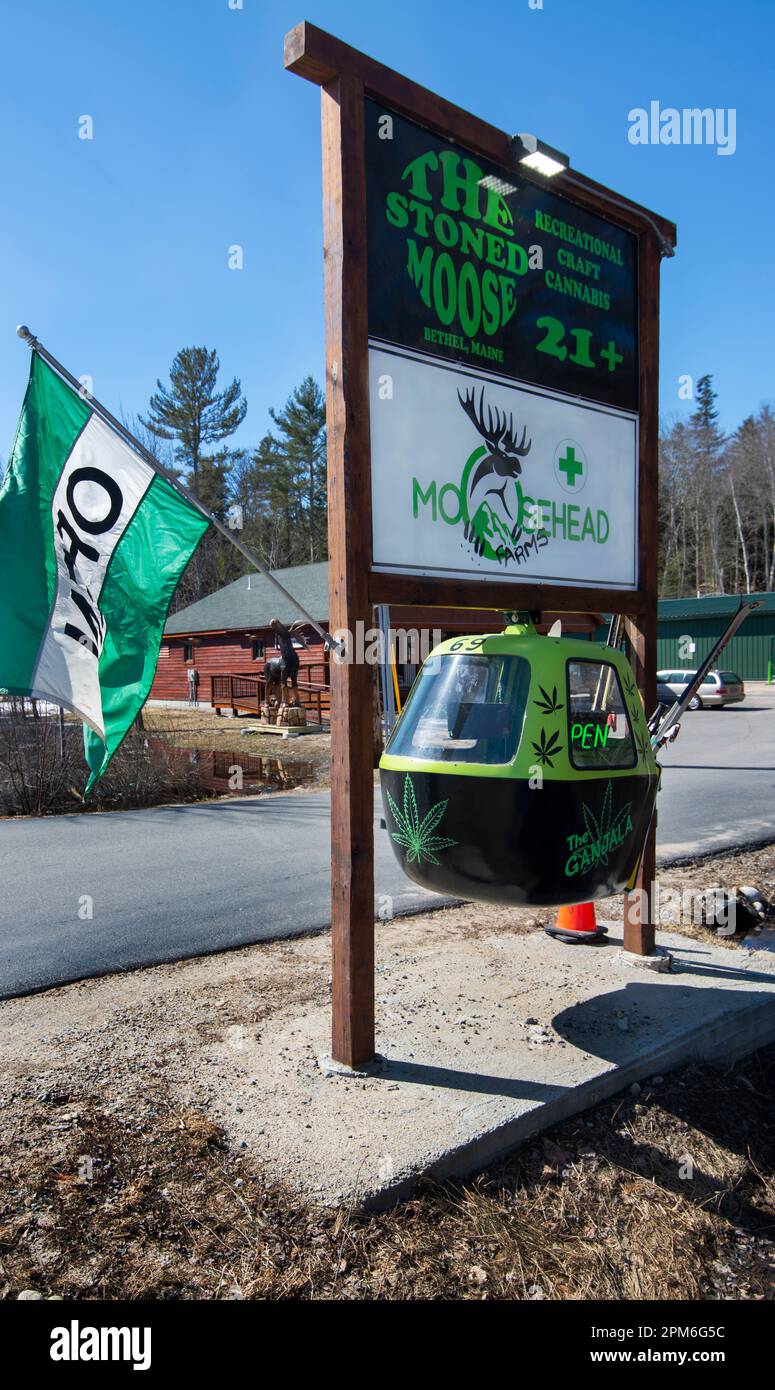 Eintritt zum „The Stoned Moose“ in Bethel Maine, USA. Die Stoned Moose at Moosehead Farms ist eine von vielen Cannabis (Marihuana)-Verteilungsstellen, die der Öffentlichkeit zugänglich sind, seit der Staat im Jahr 2016 den Freizeitkonsum, den Einzelhandel und die Besteuerung von Cannabis für Erwachsene über 21 Jahre legalisiert hat. Die Farm an der Sunday River Road ist 7 Meilen (11km km) vom großen Skigebiet Sunday River in Süd-Maine entfernt. Stockfoto