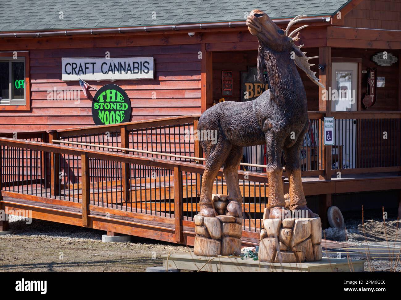 Eintritt zum „The Stoned Moose“ in Bethel Maine, USA. Die Stoned Moose at Moosehead Farms ist eine von vielen Cannabis (Marihuana)-Verteilungsstellen, die der Öffentlichkeit zugänglich sind, seit der Staat im Jahr 2016 den Freizeitkonsum, den Einzelhandel und die Besteuerung von Cannabis für Erwachsene über 21 Jahre legalisiert hat. Die Farm an der Sunday River Road ist 7 Meilen (11km km) vom großen Skigebiet Sunday River in Süd-Maine entfernt. Stockfoto
