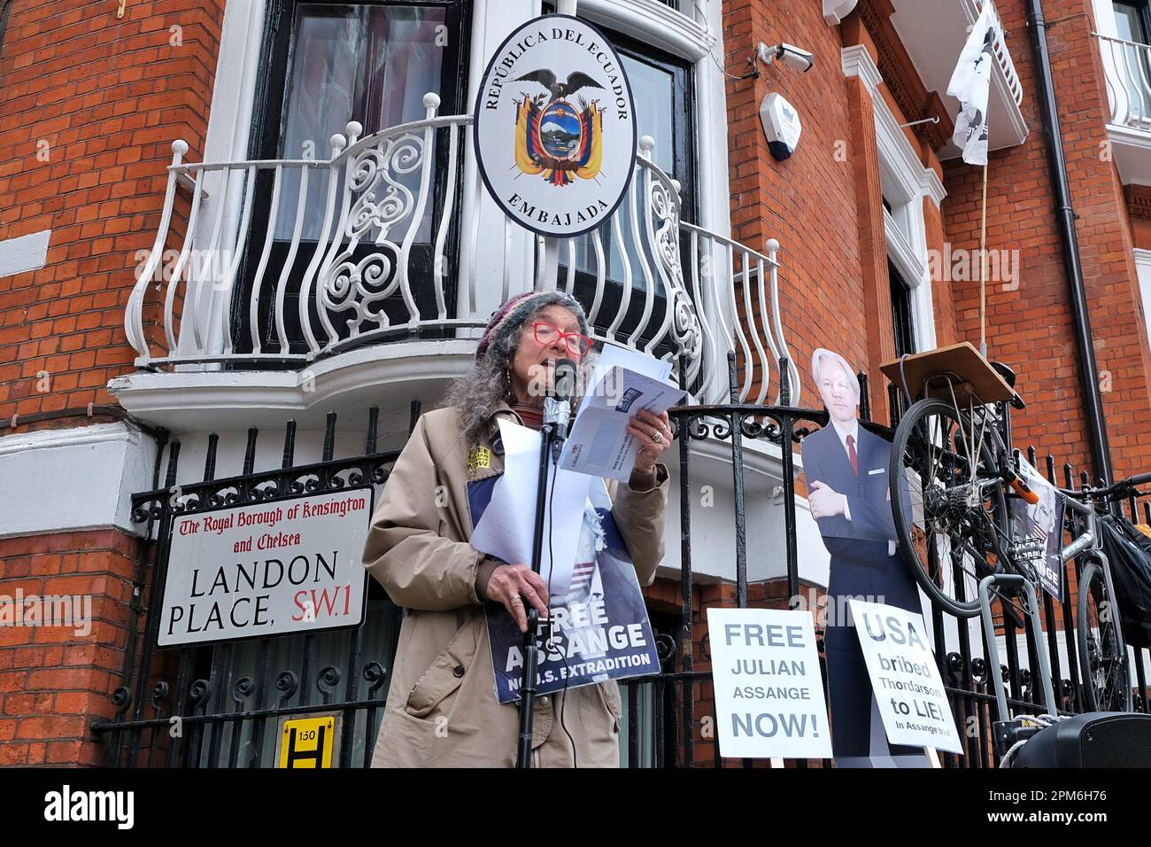 London, Großbritannien. 11. April 2023. Schauspielerin Myra Sands hält eine Rede. Aktivisten und Unterstützer von Free Assange veranstalteten einen Protest anlässlich des vierten Jahrestages der Vertreibung des WikiLeaks-Journalisten aus der ecuadorianischen Botschaft in Knightsbridge. Julian Assange ist seitdem im Belmarsh-Gefängnis inhaftiert, als er die Auslieferung in die Vereinigten Staaten bekämpft, nachdem er geheime Dokumente durchsickert hatte, wo er zu einer Gefängnisstrafe von 175 Jahren verurteilt werden musste. Kredit: Elfte Stunde Fotografie/Alamy Live News Stockfoto