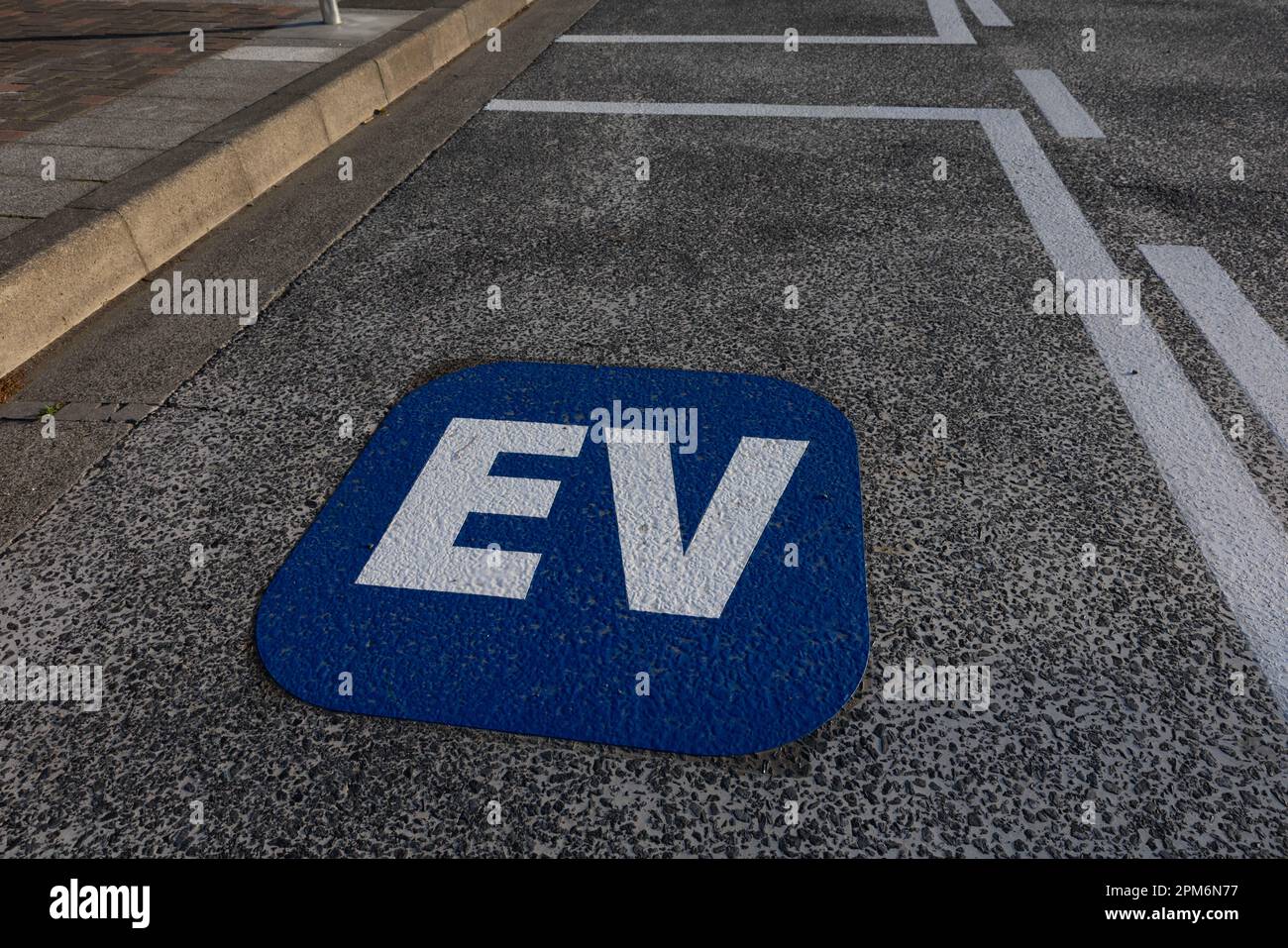 Yokohama, Japan. 10. April 2023. Schnellladestation für Elektrofahrzeuge in Yokohama. Japan baut im Rahmen seiner emissionsfreien Strategie vom Boden bis zum Rad die Infrastruktur für die Aufladung von Elektrofahrzeugen aus, um sein Ziel für 2050, die Kohlendioxidemissionen auf Null zu reduzieren, zu erreichen. Kredit: SOPA Images Limited/Alamy Live News Stockfoto