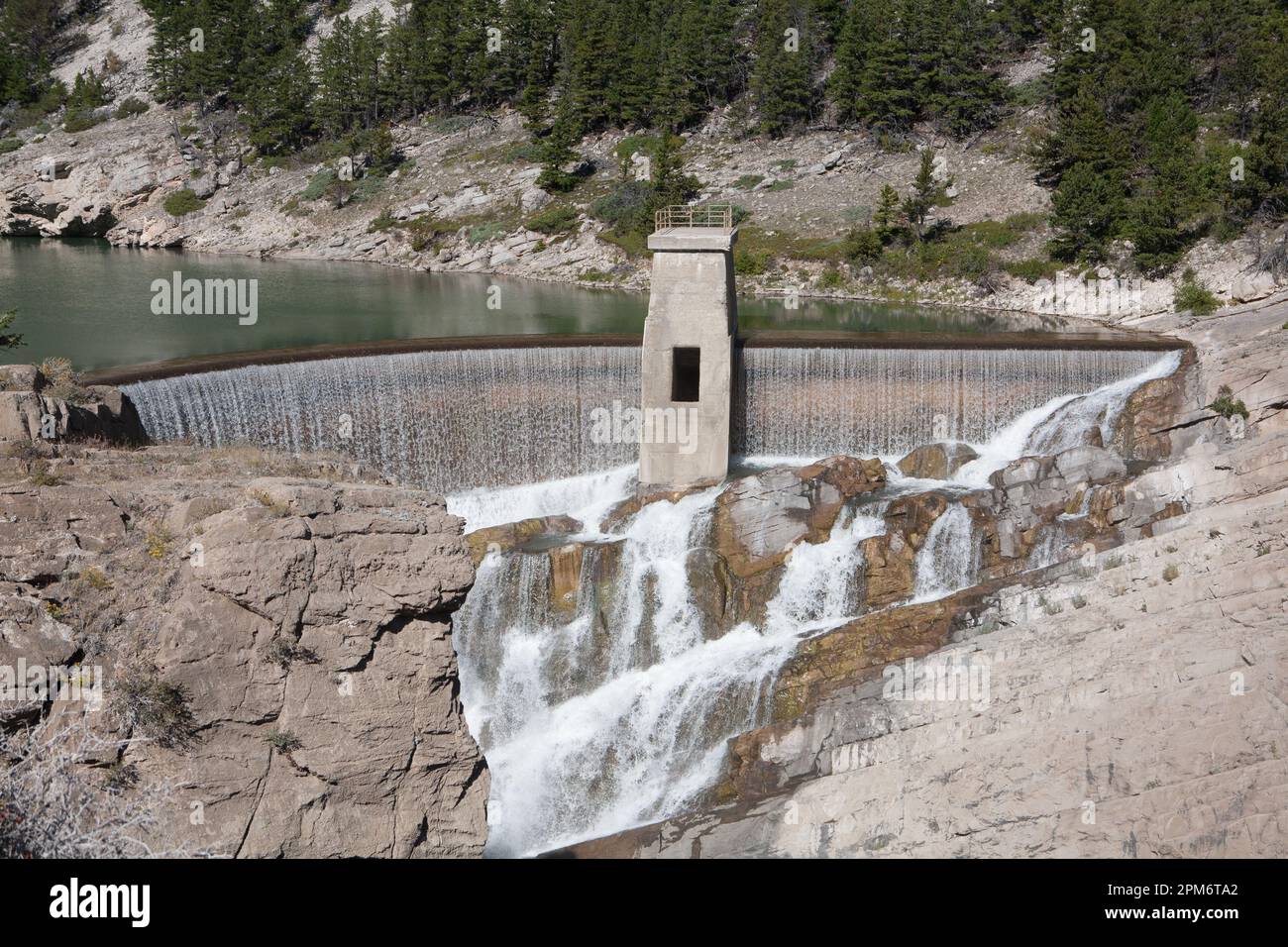 Der Abzweigdamm am Sun River führt den Großteil des Wassers in einen Kanal, der das Pishkun Reservoir, Sun River Canyon, MT, füttert. Stockfoto