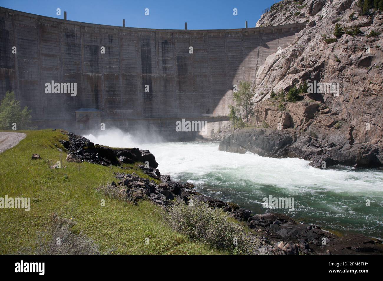Eine Flut von Wasser schießt aus dem Boden des Gibson Dam, Sonne-River-Canyon, Mt. Stockfoto