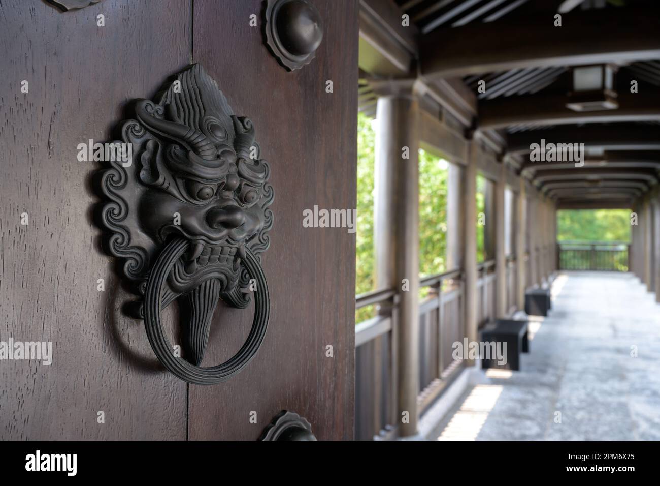 HONGKONG SAR, CHINA. 11. APRIL 2023. Kloster Tsz Shan. Detail der Türklopfer des chinesischen Löwen. Foto: Jayne Russell/Alamy Stock Image Stockfoto