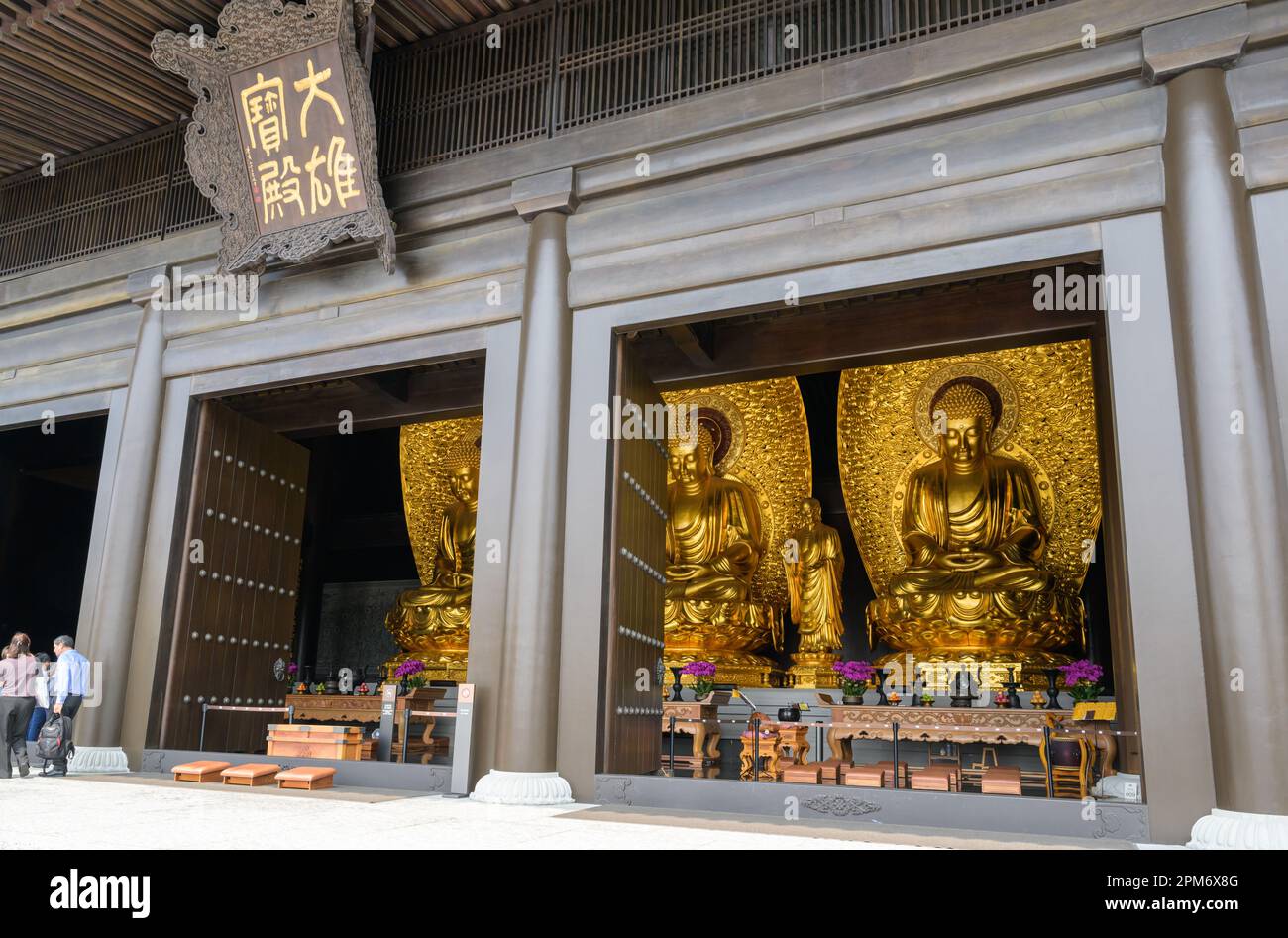 HONGKONG SAR, CHINA. 11. APRIL 2023. Kloster Tsz Shan. Große Buddha-Halle. Foto: Jayne Russell/Alamy Stock Image Stockfoto