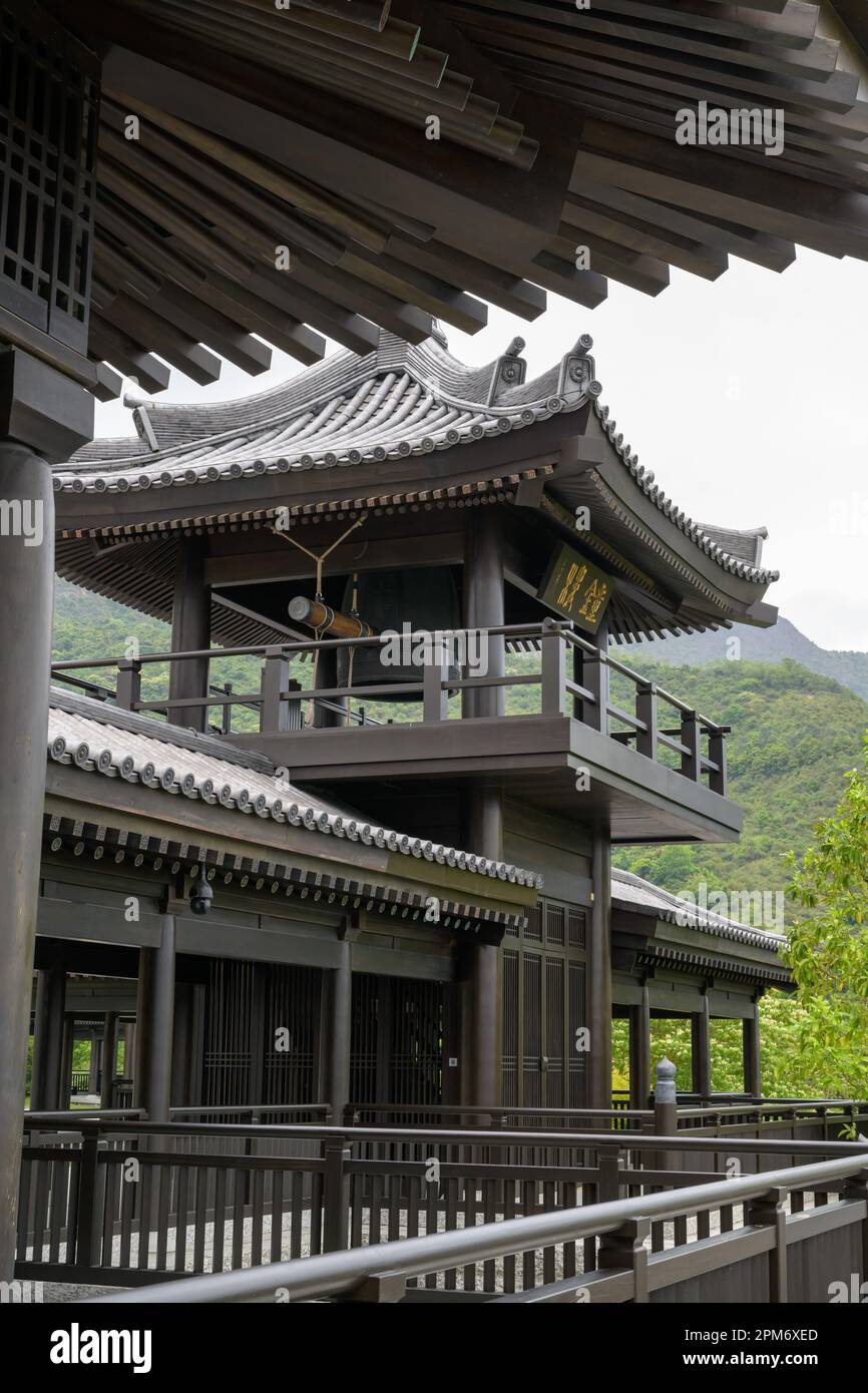 HONGKONG SAR, CHINA. 11. APRIL 2023. Kloster Tsz Shan. Maitreya Halle von außen. Der Glockenturm. Foto: Jayne Russell/Alamy Stock Image Stockfoto