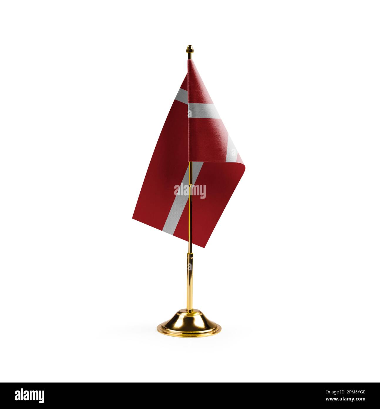Kleine dänische Flagge auf weißem Hintergrund. Stockfoto