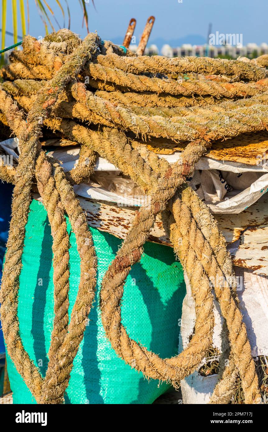 Verlegung von Seilen oder Leinen über Meeresmaterial für Fischereifahrzeuge in Vietnam. Stockfoto