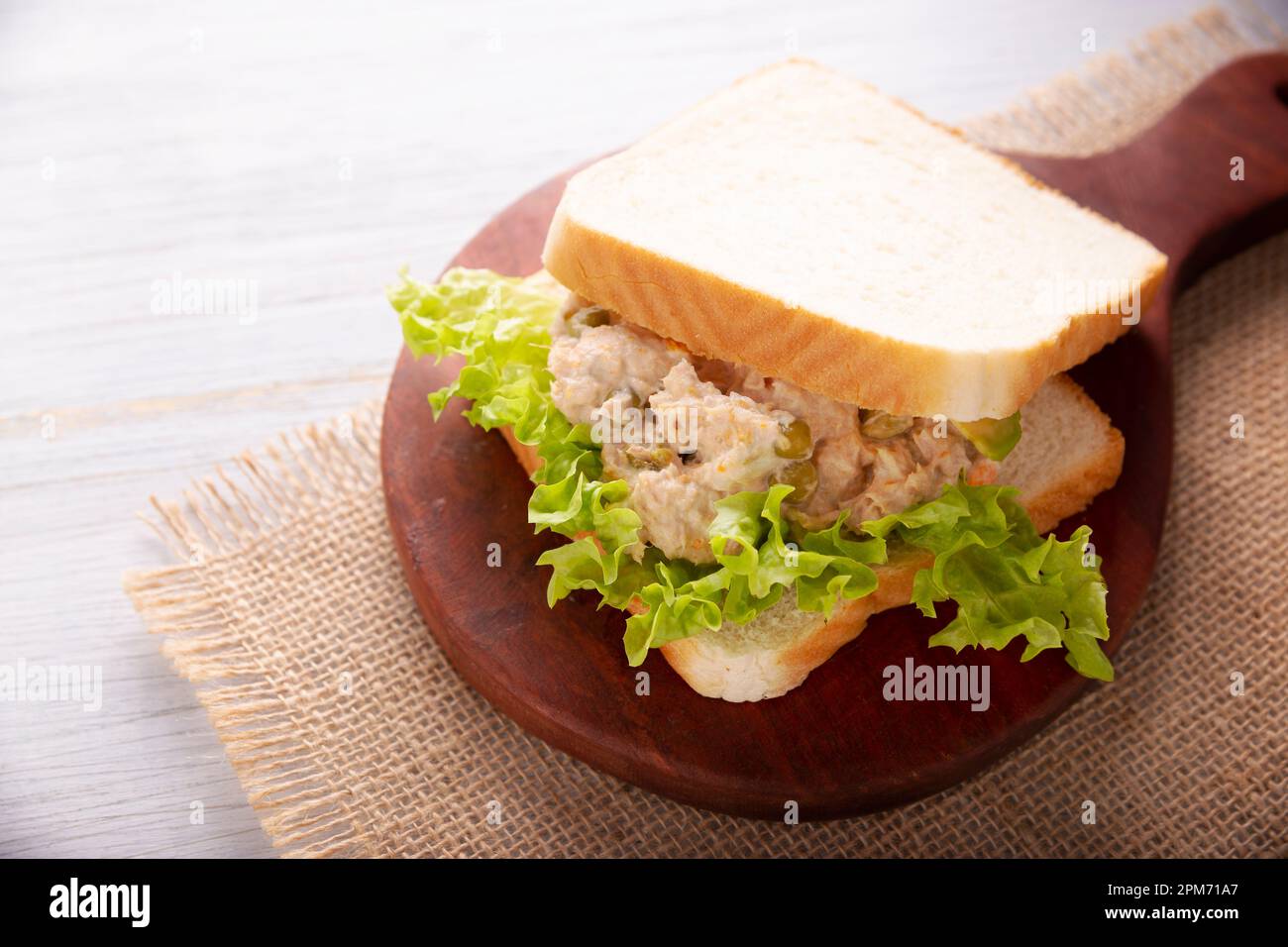 Thunfischsalat-Sandwich. Es ist ein schnelles, einfaches und nahrhaftes Rezept, gesundes Essen, köstlicher Snack sehr beliebt in vielen Ländern. Stockfoto