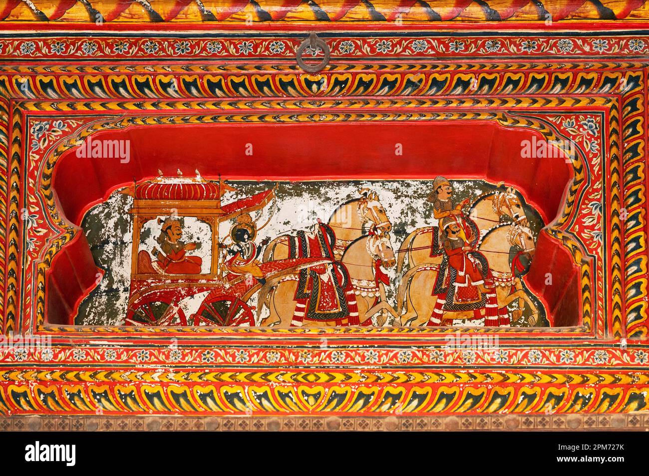 Bunte mythologische Gemälde an der Innenwand von Sone - Chandi Ki Dukaan, Gold- und Silberladen, Mahansar, Shekhawati, Rajasthan, Indien Stockfoto