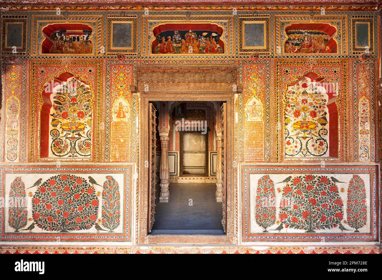 Bunte mythologische Gemälde an der Innenwand von Sone - Chandi Ki Dukaan, Gold- und Silberladen, Mahansar, Shekhawati, Rajasthan, Indien Stockfoto