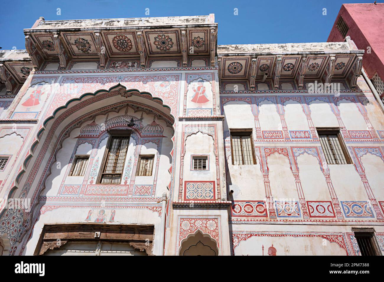 Farbenfrohe Gemälde an der Außenwand des Tempels von Dwarkadheesh, erbaut von Seth Asharam Ji Poddar im 19. Jahrhundert, Fatehpur, Shekhawati, Rajasthan, in Stockfoto