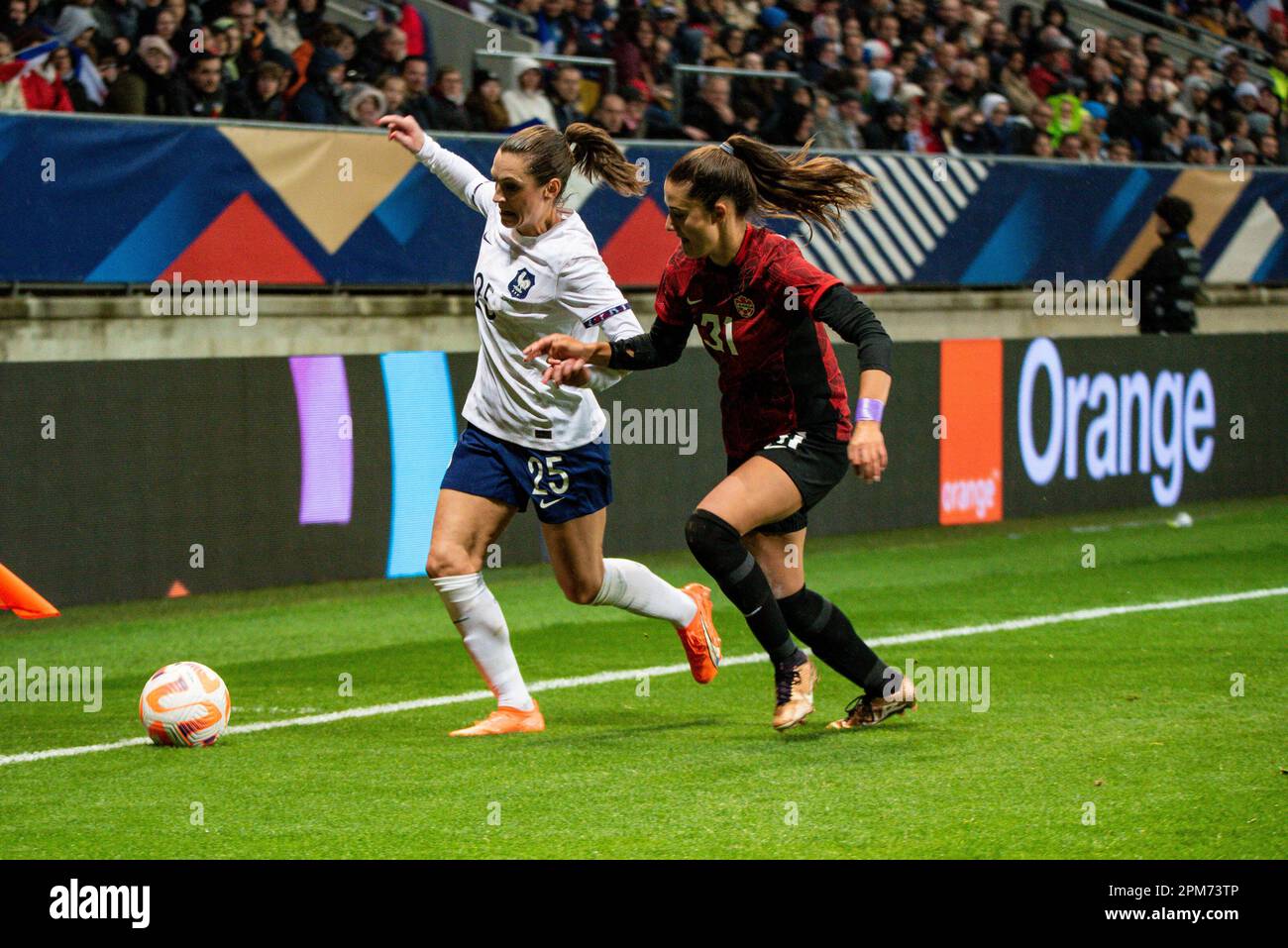 Lea Le Garrec aus Frankreich und Sydney Collins aus Kanada kämpfen am 11. April 2023 beim Frauenfreundschafts-Fußballspiel zwischen Frankreich und Kanada im Marie-Marvingt-Stadion in Le Mans, Frankreich um den Ball - Foto: Melanie Laurent/DPPI/LiveMedia Stockfoto