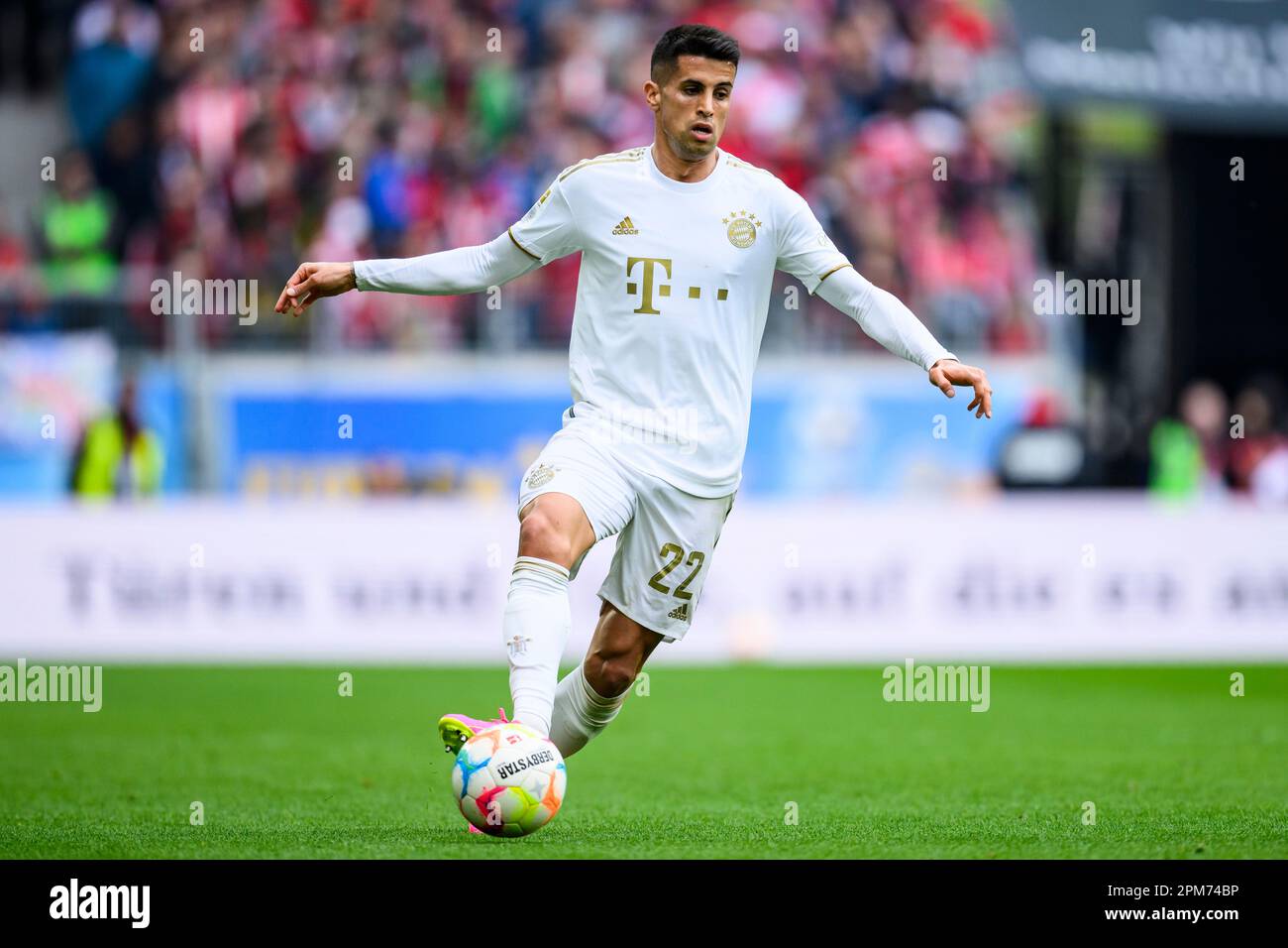 Freiburg Im Breisgau, Deutschland. 08. April 2023. Fußball: Bundesliga, SC Freiburg - Bayern München, Spieltag 27, Europa-Park Stadion. Joao Pedro Cavaco Cancelo in München in Aktion. Kredit: Tom Weller/dpa - WICHTIGER HINWEIS: Gemäß den Anforderungen der DFL Deutsche Fußball Liga und des DFB Deutscher Fußball-Bund ist es verboten, im Stadion aufgenommene Fotos und/oder das Spiel in Form von Sequenzbildern und/oder videoähnlichen Fotoserien zu verwenden oder verwenden zu lassen./dpa/Alamy Live News Stockfoto