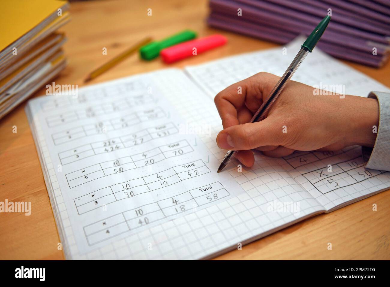 Dateifoto vom 05. Juni 03/2017 eines Grundschullehrers, der die Mathematik-Hausaufgaben eines Schülers kennzeichnet. Die Zeit, die Eltern ihren Kindern mit Hausaufgaben helfen, trägt wesentlich weniger zum Fortschritt in der Schule bei als die soziale Klasse der Familie, so eine Studie. Ausgabedatum: Mittwoch, 12. April 2023. Stockfoto