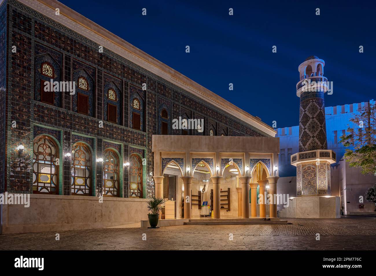 Wunderschöne Nachtsicht auf die Katara-Moschee. Beliebtes touristisches Reiseziel in Katara Katar Stockfoto